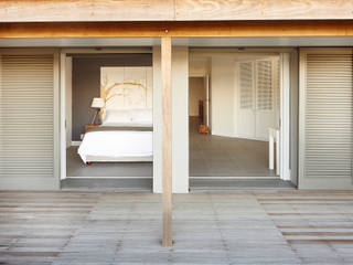 Beach Front House, JSD Interiors JSD Interiors Camera da letto eclettica Legno Effetto legno