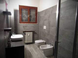 CASA P, CARLO OMINI ARCHITETTO CARLO OMINI ARCHITETTO Moderne badkamers Grijs