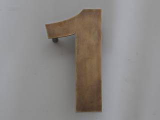 Hausnummer aus Tombak, Metall & Gestaltung Dipl. Designer (FH) Peter Schmitz Metall & Gestaltung Dipl. Designer (FH) Peter Schmitz Rustic style doors Amber/Gold