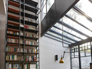 Double Height Glazed Industrial Style Steel Frame Extension, Trombe Ltd Trombe Ltd Salas multimédia modernas Metal Preto