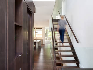 McKellar Park New Home, Jane Thompson Architect Jane Thompson Architect Pasillos, vestíbulos y escaleras modernos Madera Acabado en madera