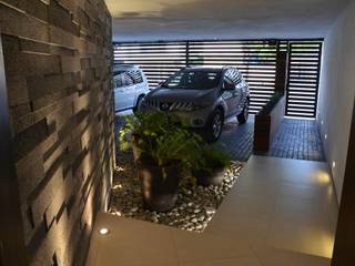 RESIDENCIA SAVOTINO, TREVINO.CHABRAND | Architectural Studio TREVINO.CHABRAND | Architectural Studio Modern garage/shed