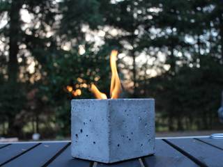 Fire Cube Tischkamin aus Beton, Q-Bus Lamps & Jewelry Q-Bus Lamps & Jewelry Jardines de estilo industrial