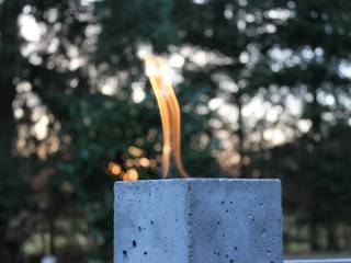 Fire Cube Tischkamin aus Beton, Q-Bus Lamps & Jewelry Q-Bus Lamps & Jewelry Jardines de estilo industrial