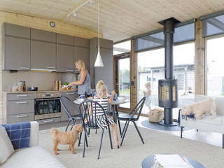 The Glass House:  Küche von Woody-Holzhaus - Kontio