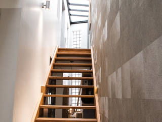 Chic & black, COLOMBE MARCIANO COLOMBE MARCIANO 現代風玄關、走廊與階梯