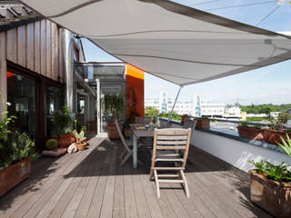Dachgeschoss: Wintergarten & Küche, raum.4 - Die Meisterdesigner raum.4 - Die Meisterdesigner Balkon, Beranda & Teras Modern Kayu Wood effect