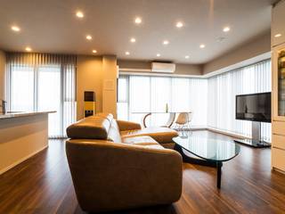 高層階の大空間で上質なインテリアを楽しむタワーマンションの暮らし, QUALIA QUALIA Modern Living Room