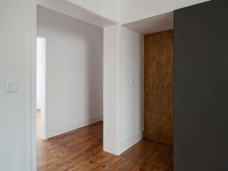 Apartamento ST — Bairro de Alvalade, Lisboa, FMO ARCHITECTURE FMO ARCHITECTURE الممر الحديث، المدخل و الدرج