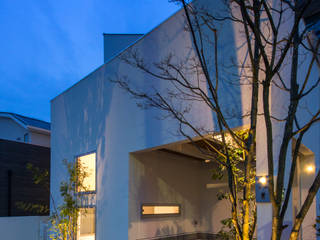 「坂道の小さな家」, Kenji Yanagawa Architect and Associates Kenji Yanagawa Architect and Associates モダンな 家 木 白色
