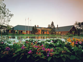 Golf Clubhouse - Japan:  Bars & Clubs von Woody-Holzhaus - Kontio