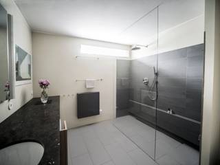 Functionele moderne badkamer, B1 architectuur B1 architectuur Modern Bathroom Tiles