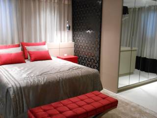 Black and beige master suite with red detais, Mariana Von Kruger Mariana Von Kruger 에클레틱 침실