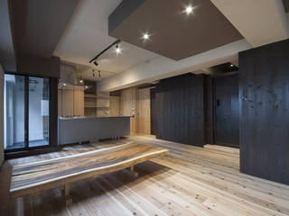 ビルの中の木の家/なかそとなかの家, 森村厚建築設計事務所 森村厚建築設計事務所 Asian style living room Solid Wood Wood effect