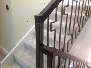 Leather covered handrail - London residential, Hide and Stitch Hide and Stitch Schody Skóra Szary