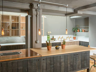 The London Basement Kitchen by deVOL deVOL Kitchens Industriale Küchen Blau