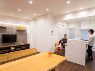 家族みんなが快適に過ごせる開放的なLDKに生まれ変わった住まい, QUALIA QUALIA Modern Living Room