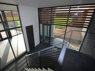 Black & White, ENA architecten ENA architecten Modern corridor, hallway & stairs