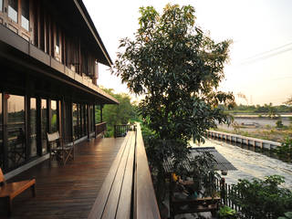Baan Kong ( Grandfather’s house), บริษัท สถาปนิกชุมชนและสิ่งแวดล้อม อาศรมศิลป์ จำกัด บริษัท สถาปนิกชุมชนและสิ่งแวดล้อม อาศรมศิลป์ จำกัด Country style balcony, veranda & terrace Wood Wood effect