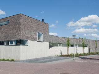 Rijkdom achter een vergrijsde schutting, ARCHITECTUURBUREAU project.DWG ARCHITECTUURBUREAU project.DWG Modern houses