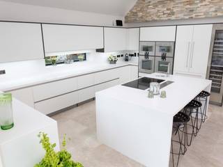 An Amazingly Designed and Ultra Modern White Kitchen , Woollards of Mildenhall Woollards of Mildenhall モダンな キッチン