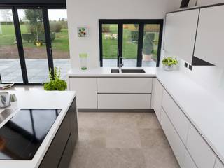 An Amazingly Designed and Ultra Modern White Kitchen , Woollards of Mildenhall Woollards of Mildenhall モダンな キッチン