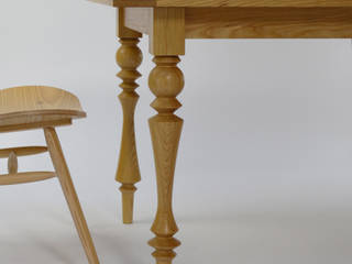 KQDT Dining Table, M Design Living M Design Living Столовая комната в классическом стиле Дерево Эффект древесины