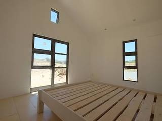 Mini-Holzhaus mit Terrasse: modern wohnen auf 50 qm, Greenpods Greenpods Skandinavische Schlafzimmer Weiß