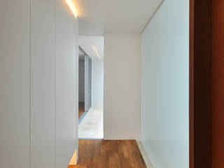 UM-HOUSE, 門一級建築士事務所 門一級建築士事務所 Modern corridor, hallway & stairs