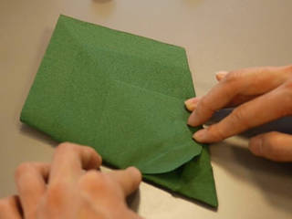 Christmas Tree Napkin Folding DIY Step 16 homify Dining roomAccessories & decoration Paper Green