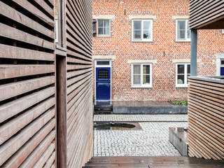 Jeanne Dekkers Architectuur verbouwd traditionele boerderij op bijzondere manier , JEANNE DEKKERS ARCHITECTUUR JEANNE DEKKERS ARCHITECTUUR Balcone, Veranda & Terrazza in stile rurale Legno Effetto legno