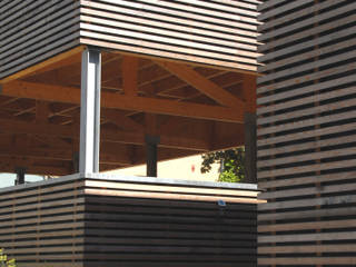 Jeanne Dekkers Architectuur verbouwd traditionele boerderij op bijzondere manier , JEANNE DEKKERS ARCHITECTUUR JEANNE DEKKERS ARCHITECTUUR 露臺 木頭 Wood effect