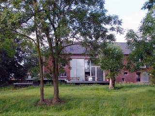 Jeanne Dekkers Architectuur verbouwd traditionele boerderij op bijzondere manier , JEANNE DEKKERS ARCHITECTUUR JEANNE DEKKERS ARCHITECTUUR Kırsal Bahçe Taş