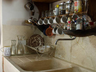 Stone kitchen in country style, Pietre di Rapolano Pietre di Rapolano Built-in kitchens Stone