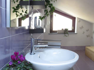 Casa Baie - Cambaire casa con l'uso del colore, PROGETTO Bi PROGETTO Bi Moderne Badezimmer