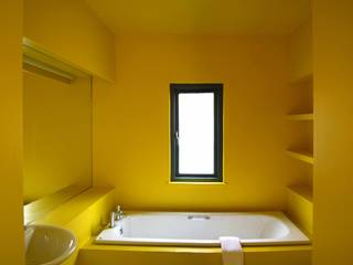 The Yellow Room ROEWUarchitecture Modern Bathroom Wood-Plastic Composite yellow,bathroom,mood