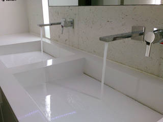 Biały beton architektoniczny w połączeniu z umywalką z odpływem liniowym., Luxum Luxum Nowoczesna łazienka Beton