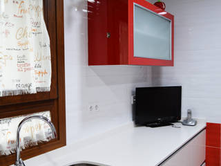 Rojo Ferrari, Estudio de Cocinas Musa Estudio de Cocinas Musa Modern kitchen Red