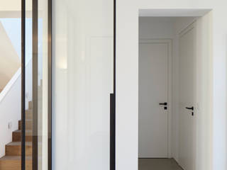 Lioba Schneider Architekturfotografie Modern Corridor, Hallway and Staircase