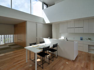 ＮＫＮＤＫＲ-ＨＯＵＳＥ, 門一級建築士事務所 門一級建築士事務所 Modern Dining Room Concrete White
