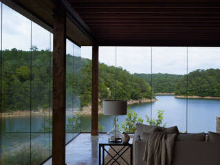Modern Smith Lake Home, Christopher Architecture & Interiors Christopher Architecture & Interiors Modern living room