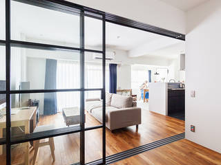 O邸-「リビング隣の個室、どう使うか問題」について考える, 株式会社ブルースタジオ 株式会社ブルースタジオ Modern living room