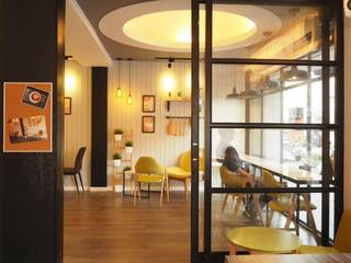 สริน Coffee & Bakery , box89 furniture box89 furniture Spazi commerciali Legno Effetto legno