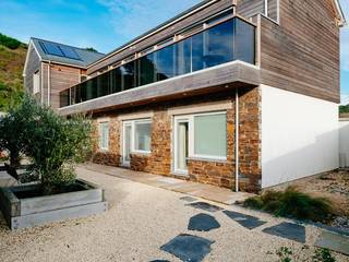 Treasure House, Polzeath | Cornwall, Perfect Stays Perfect Stays Modern Houses Exterior,luxury holiday home,wooden clad,stone,court yard,balcony,glass front