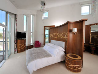 Sea House, Porth | Cornwall, Perfect Stays Perfect Stays Спальня в эклектичном стиле Master bedroom,bedroom,bedroom furniture,sea views,luxury,holiday home,beach house