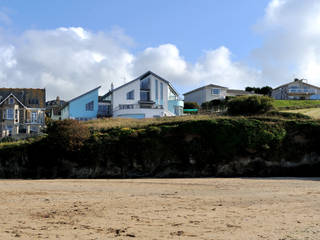 Sea House, Porth | Cornwall, Perfect Stays Perfect Stays Eclectic style houses Holiday home,beach house,beach,on the beach,balcony,modern,luxury