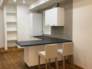 Cagliari, quartiere Castello: Ristrutturazione di un appartamento in un palazzo del XIX secolo., Studio Angius - Pisano Studio Angius - Pisano Kitchen Wood White