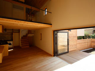 ステップフロアの住処, すわ製作所 すわ製作所 Eclectic style living room Wood