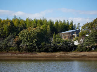 湖沼に建つ家, toki Architect design office toki Architect design office Дома в стиле модерн Дерево Серый