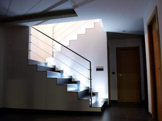 VIVIENDA UNIFAMILIAR EN FENE (Barallobre), Intra Arquitectos Intra Arquitectos Modern corridor, hallway & stairs